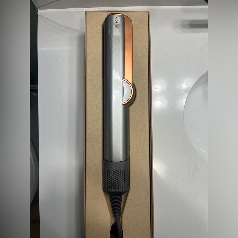 Dyson Airstrait